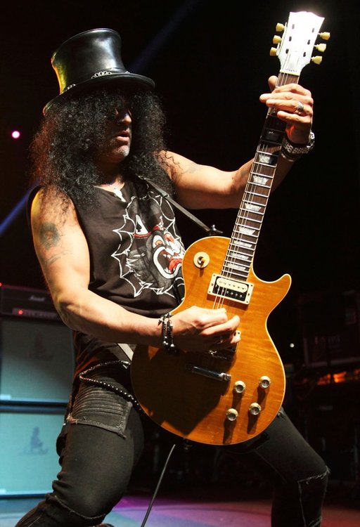 slash-performing-at-hisense-arena-11.jpg